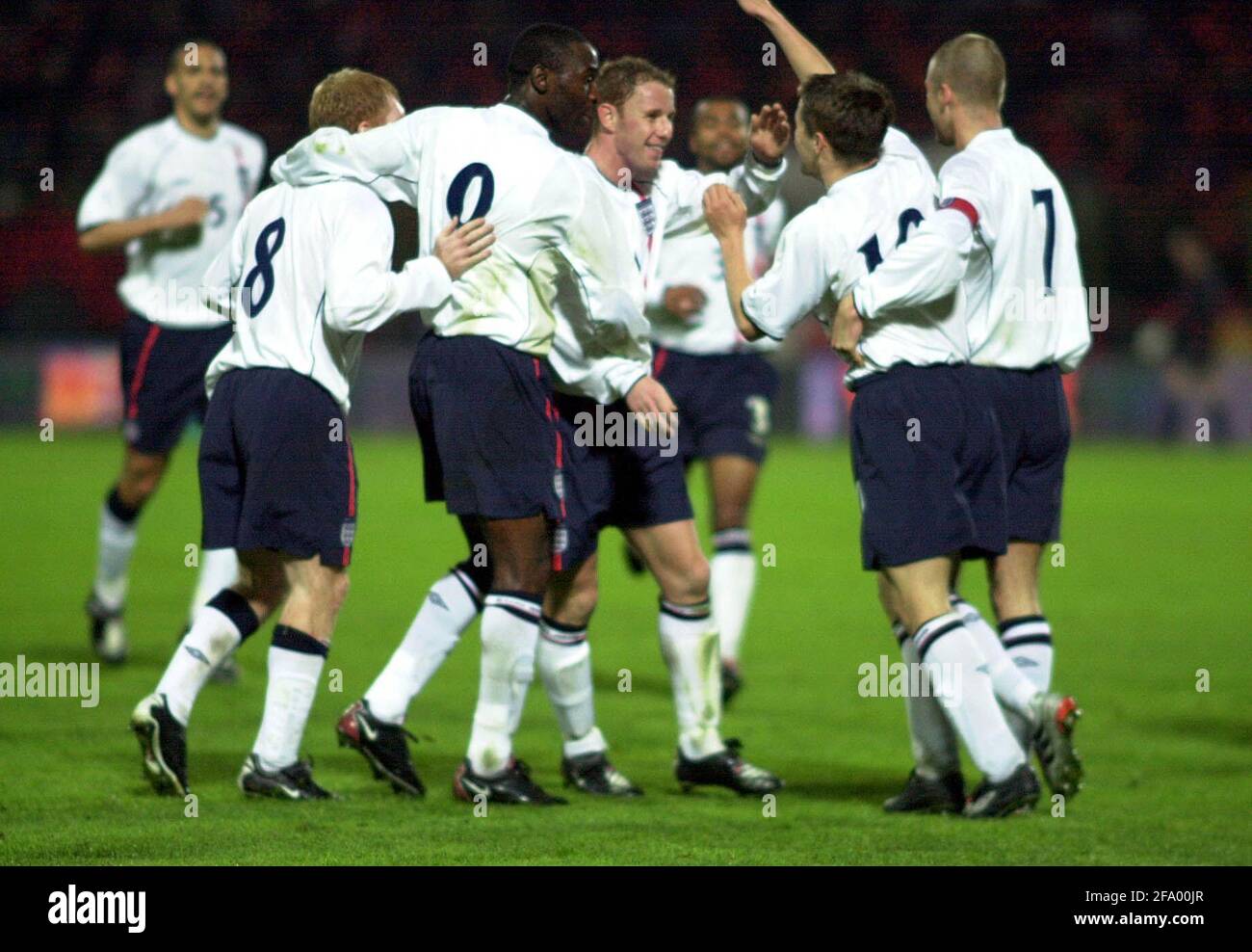 MICHAEL OWEN FÊTE AVEC TEAMATES APRÈS SON BUT DANS LE ALBANIE V COUPE DU MONDE D'ANGLETERRE DANS LE QEMAL STAFA STADE TIRANA Banque D'Images