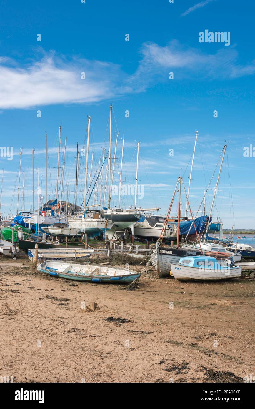 Côte d'Essex, vue sur les bateaux et les yachts qui reposent à marée basse le long de l'estuaire de la rivière Blackwater à West Mersea, sur la côte d'Essex, Angleterre, Royaume-Uni Banque D'Images
