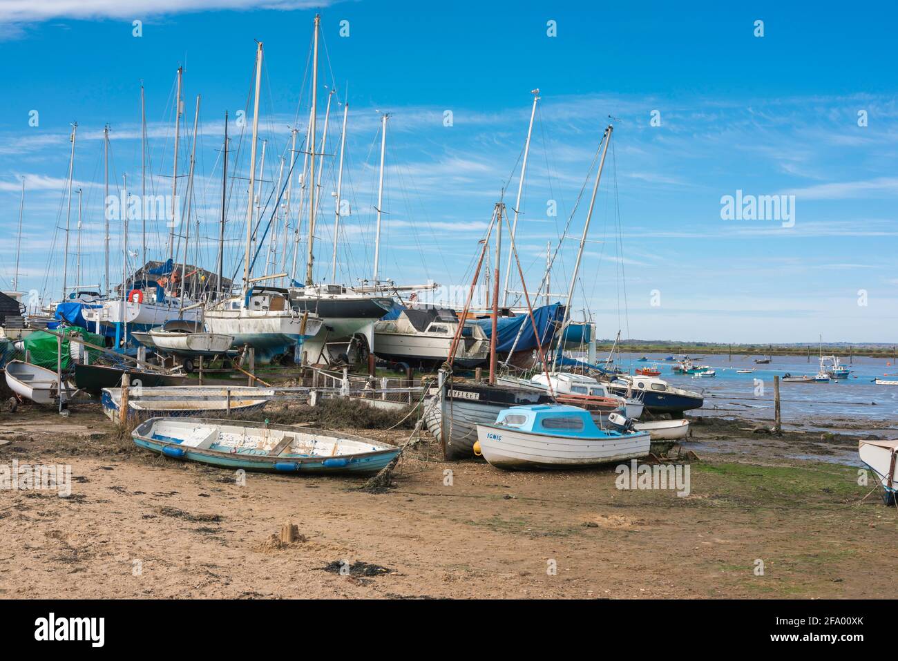 Côte d'Essex, vue sur les bateaux et les yachts qui reposent à marée basse le long de l'estuaire de la rivière Blackwater à West Mersea, sur la côte d'Essex, Angleterre, Royaume-Uni Banque D'Images