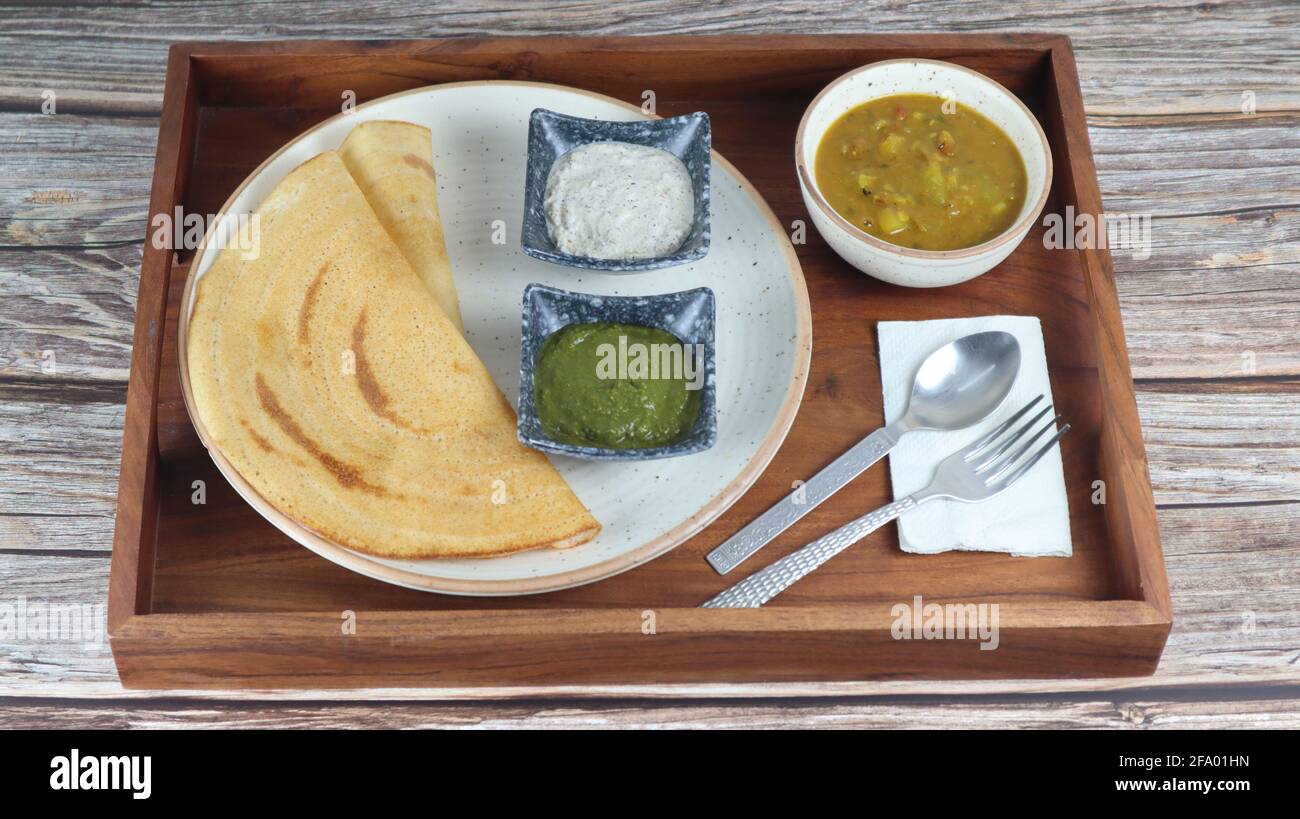 DOSA (Thin Pancake ou crêpe,) est un repas indien du Sud servi avec sambhar et chutney de noix de coco (sauce) isolé dans un fond différent, style différent Banque D'Images