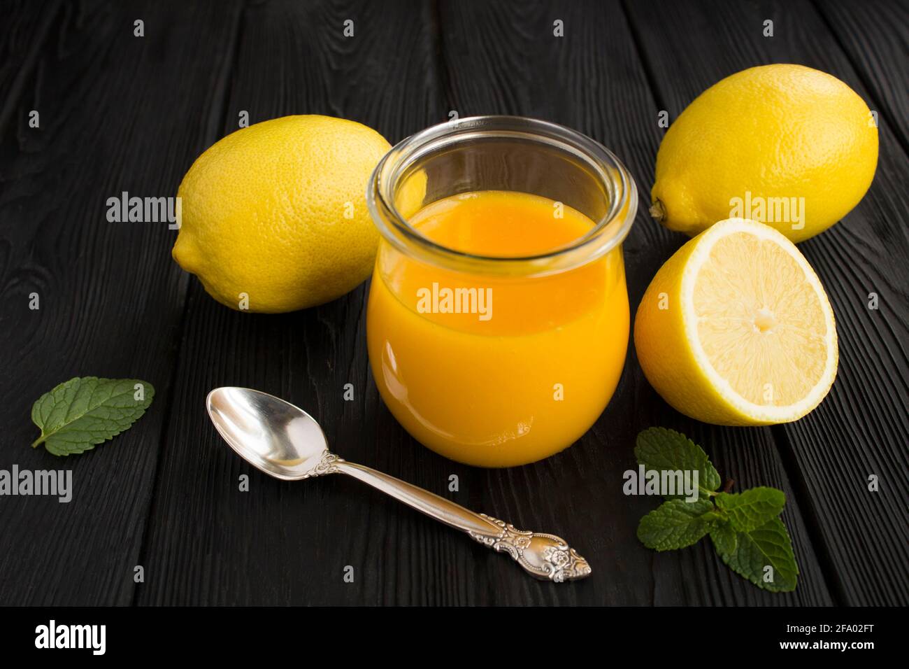 Citron kurd dans le pot en verre sur fond de bois noir. Gros plan. Banque D'Images