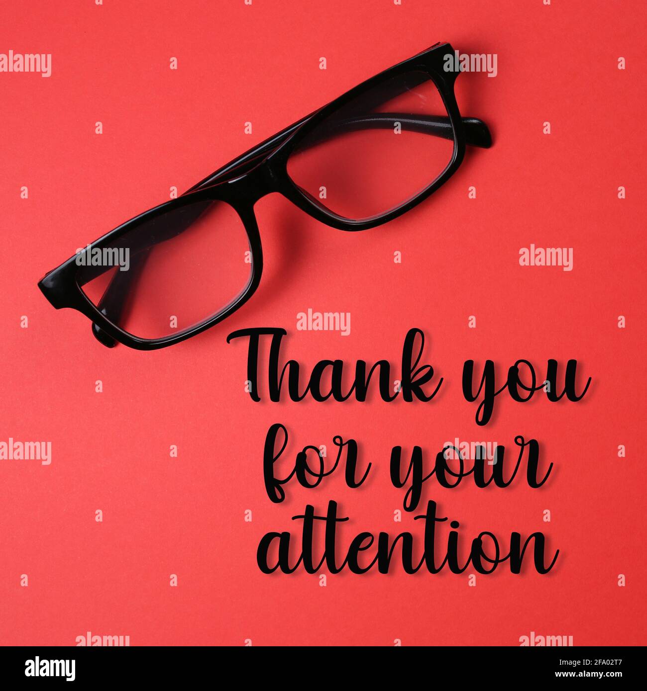 Vue de dessus d'une paire de lunettes avec texte Merci Le libellé de votre  attention sur un fond rouge Photo Stock - Alamy