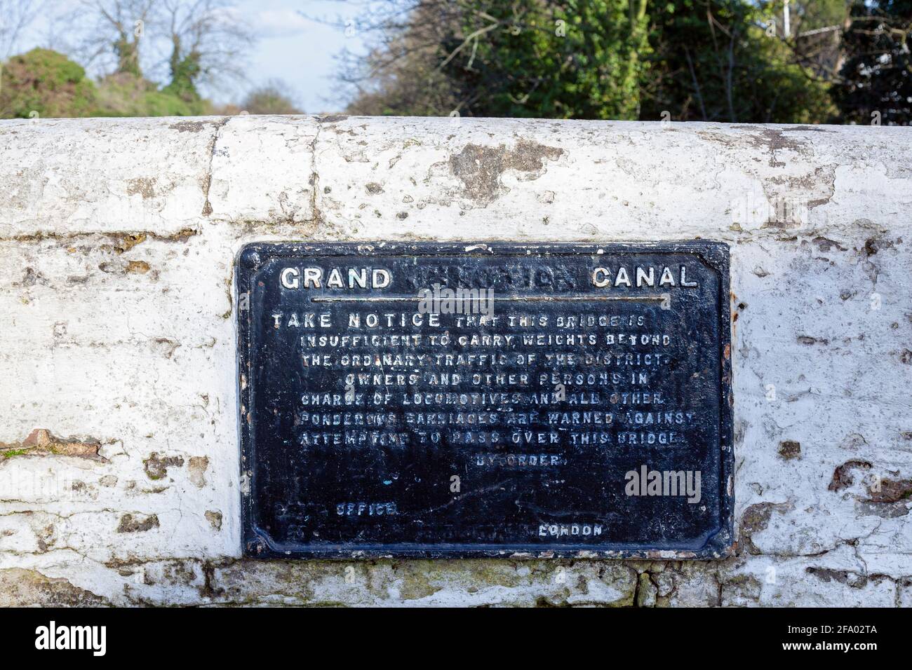 Royaume-Uni, Angleterre, Londres, Southall, pont traditionnel en briques voûtées traversant le Grand Junction Canal avec historique Iron Notice Banque D'Images