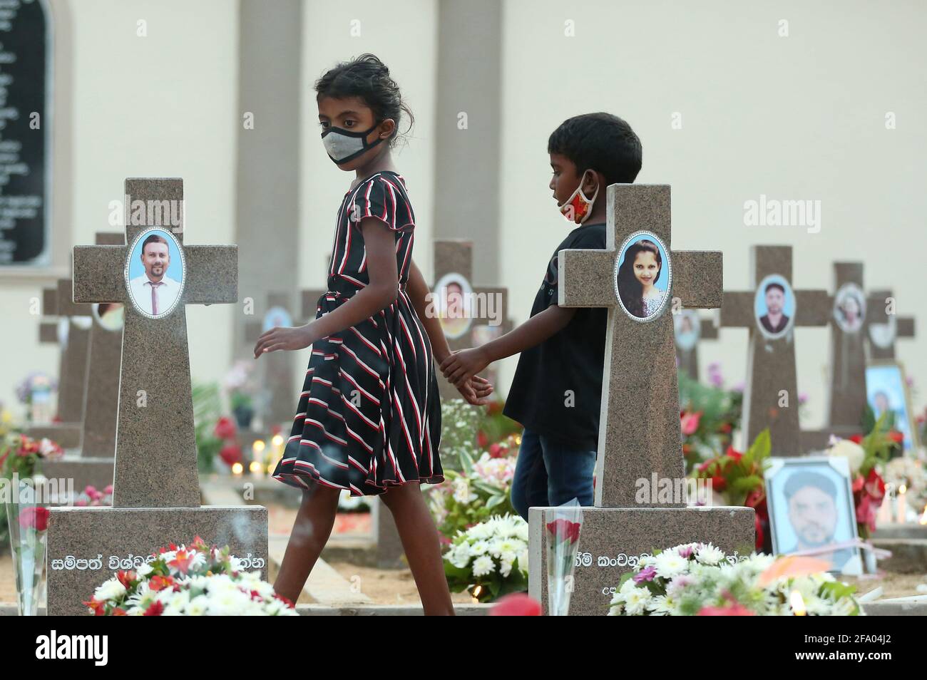 Negombo Sri Lanka 21 Avril 21 Des Parents Paient Leurs Respects A Un Cimetiere Pour Les Attentats A La Bombe De L Eglise Saint Sebastien Qui Ont Fait Des Victimes A Katuwapitiya Negombo A