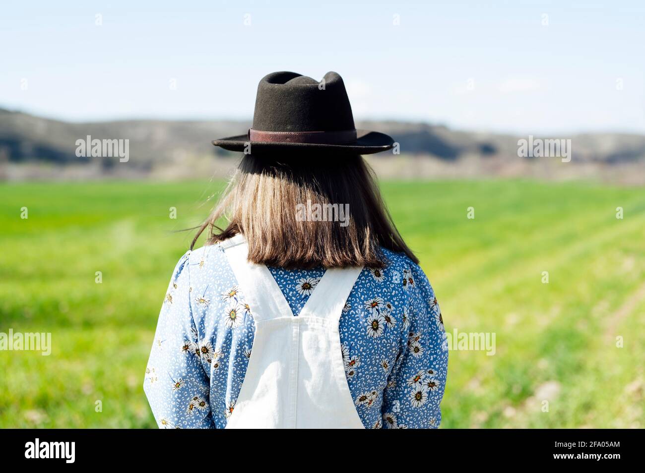 femme de dos avec chapeau dans le champ Photo Stock - Alamy