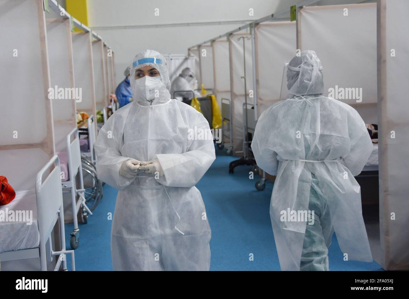 Tunis, Tunisie. 21 avril 2021. Travailleurs de la santé portant des équipements de protection individuelle vus à l'hôpital de campagne dans le district de Menzah, un complexe sportif qui a été converti pour le traitement de l'augmentation des cas de COVID-19. En Tunisie, 93 personnes sont mortes, tandis que 2,169 personnes ont contracté le COVID-19, ce qui a fait passer le nombre à 9,918 et 289,230 respectivement. Le total des recouvrements a atteint 239,104 avec 2,511 ajouts. (Photo de Jdidi wassim/SOPA Images/Sipa USA) crédit: SIPA USA/Alay Live News Banque D'Images