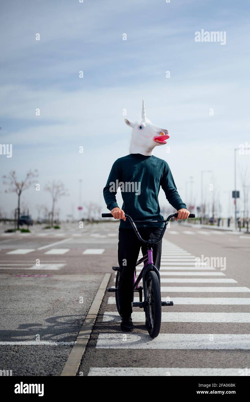 unicorn homme avec vélo Banque D'Images