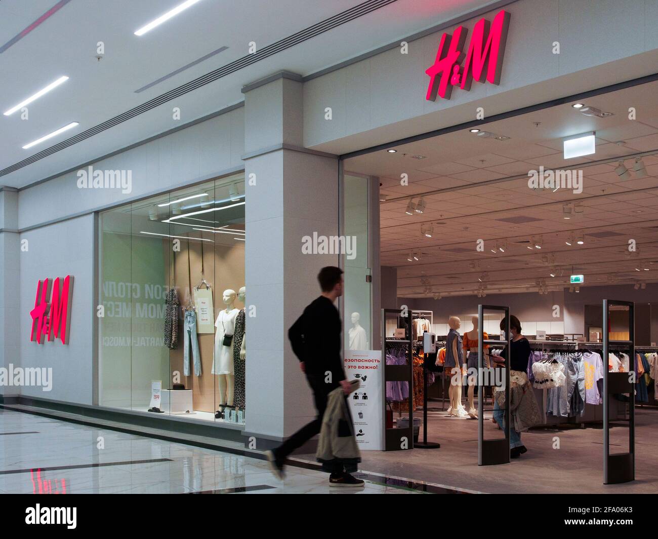 Moscou, Russie. 21 avril 2021. Un homme vu entrer dans le magasin H&M du centre commercial. Credit: Alexander Sayganov/SOPA Images/ZUMA Wire/Alay Live News Banque D'Images