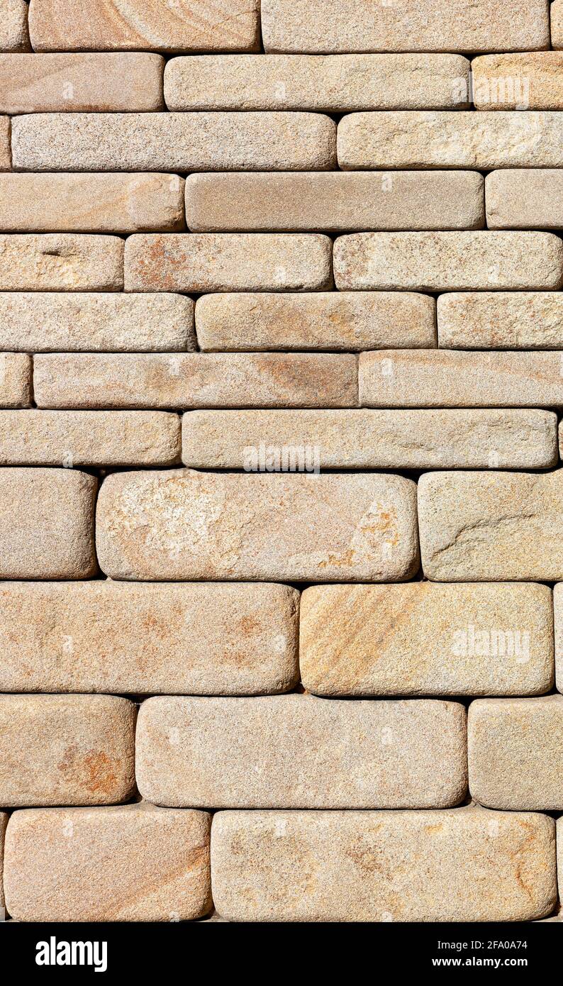 L'arrière-plan et la texture du mur sont faits de grès de vent avec des bords arrondis. Image verticale, gros plan. Banque D'Images