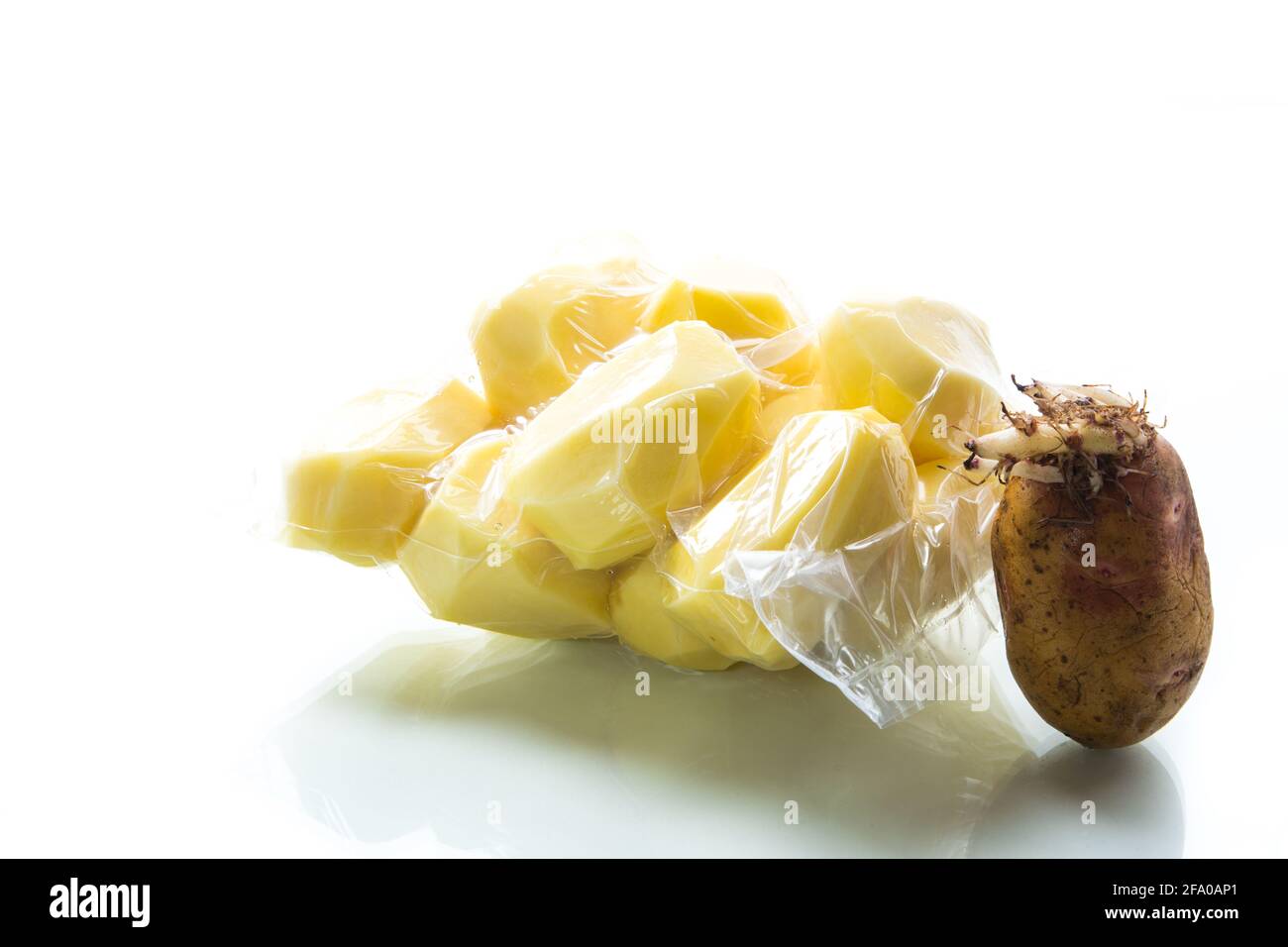 pommes de terre pelées fermées dans un sac sous vide et germées pommes de terre Banque D'Images