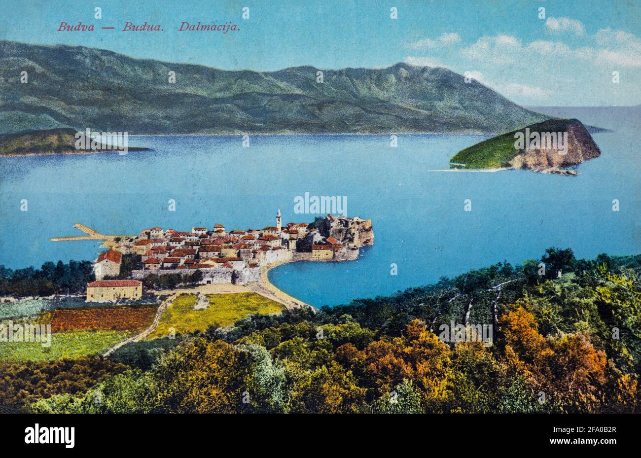 MONTÉNÉGRO, BUDVA - VERS 1910: Carte postale d'époque Panorama de la vieille ville de Budva et de l'île de St. Nikola Banque D'Images