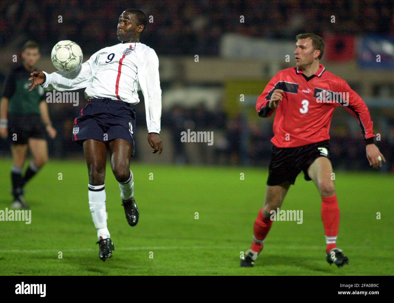 ANDY COLE PREND LE BALLON SUR SA POITRINE PENDANT LE ALBANIE V COUPE DU MONDE D'ANGLETERRE DANS LE QEMAL STAFA STADE TIRANA Banque D'Images