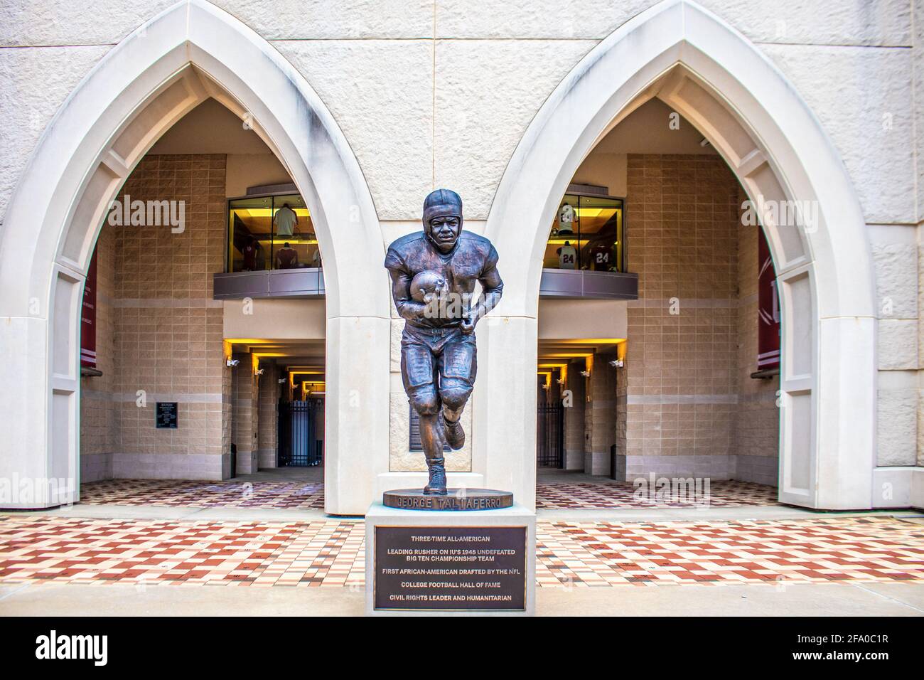 03-26 2021 Bloomington Indiana États-Unis Statue du joueur de football George Tiliferro 3 fois All-American devant l'ouverture voûtée au stade Hoosier à l'IU. Banque D'Images