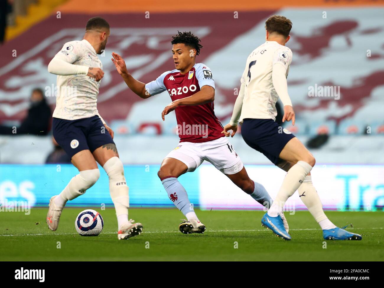 Ollie Watkins de la Villa Aston (au centre) pendant le match de la Premier League à Villa Park, Birmingham. Date de la photo: Mercredi 21 avril 2021. Banque D'Images Ollie Watkins de la Villa Aston (au centre) pendant le match de la Premier League à Villa Park, Birmingham. Date de la photo: Mercredi 21 avril 2021. Banque D'Images