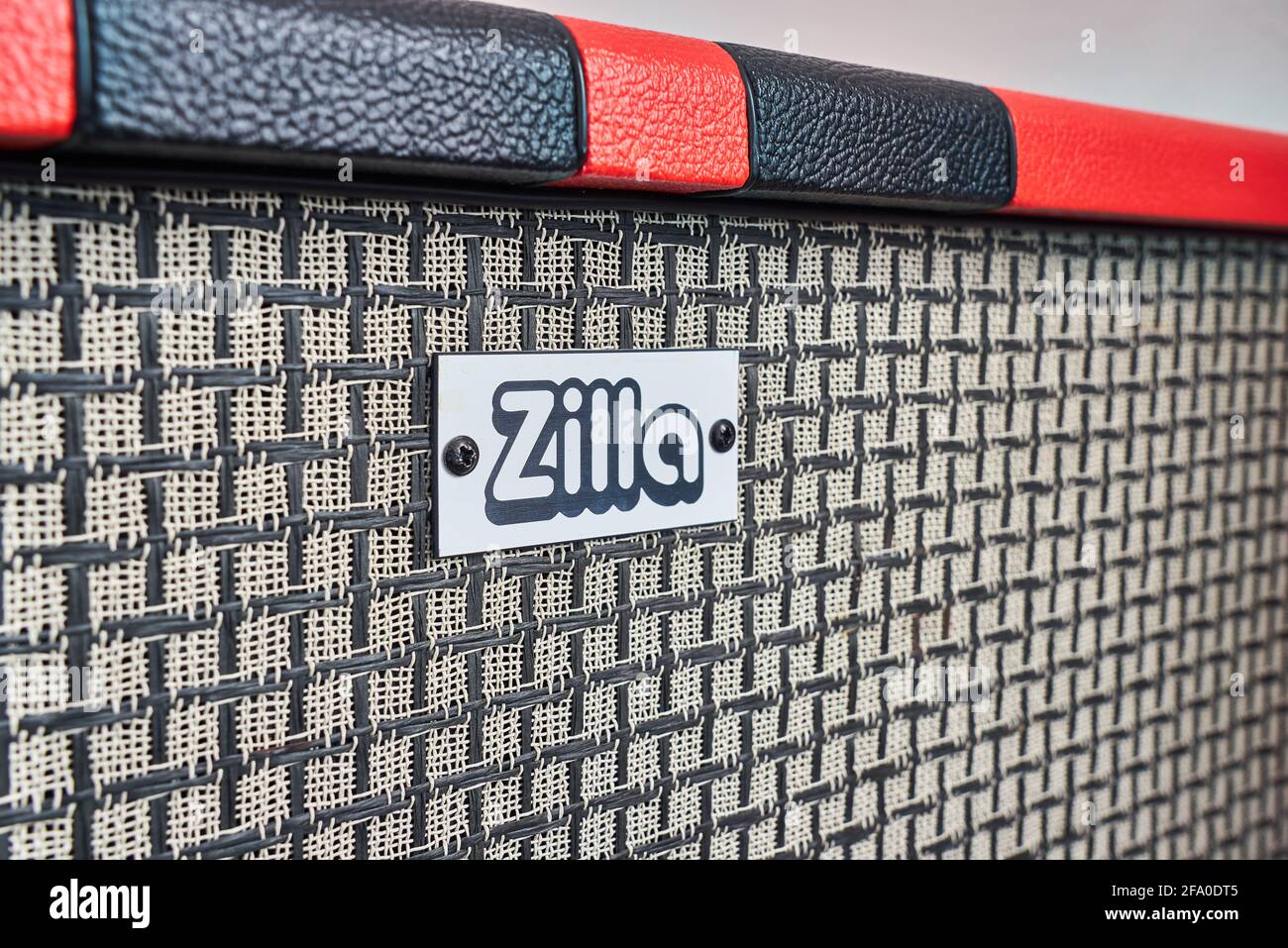 Le logo et le chiffon gril d'une cabine de guitare Zilla. Zilla est une société britannique qui fabrique des cabines de guitare personnalisées au Royaume-Uni. Banque D'Images