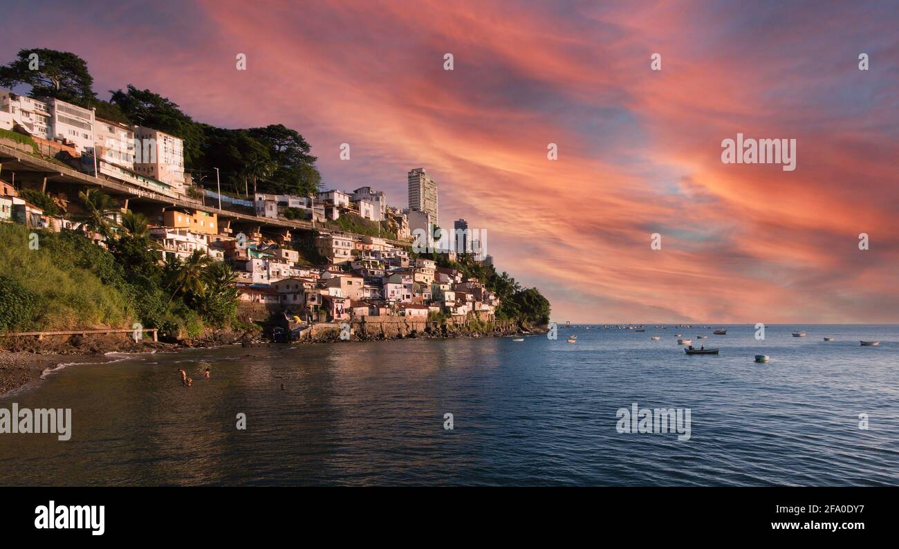 Vue de la communauté Gamboa sur le bord de Todos os Santos Bay Salvador Bahia Brésil. Banque D'Images