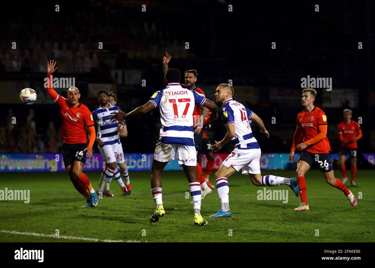 George Puscas, de Reading, se dirige vers le but lors du match du championnat Sky Bet à Kenilworth Road, Luton. Date de la photo: Mercredi 21 avril 2021. Banque D'Images