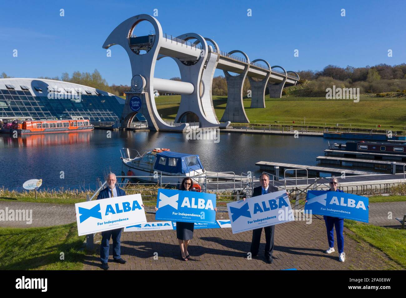 Falkirk, Écosse, Royaume-Uni. 21 avril 2021. PHOTO : Alex Salmond, chef du parti Alba et ancien Premier ministre d'Écosse, lance la campagne ALBA Central Scotland à la roue Falkirk, dévoile les candidats; Tasmina Ahmed-Sheikh; Lynne Anderson; Jim Walker et Jim Walker. Crédit : Colin Fisher/Alay Live News Banque D'Images