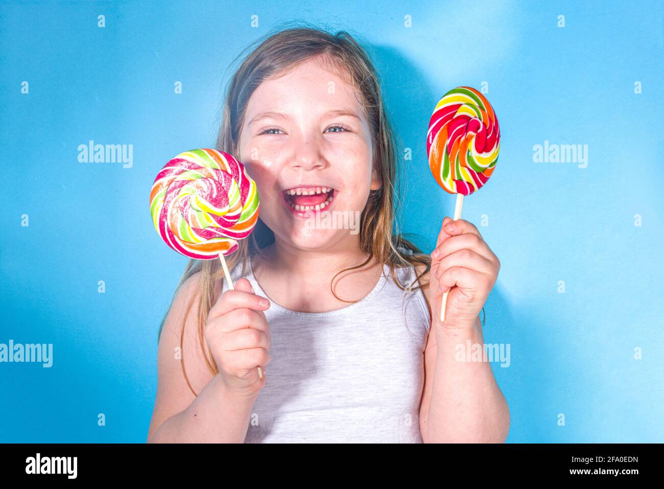 Petite fille drôle heureuse avec de grands collyphes colorés, vacances, bonheur, concept de vacances d'été, Banque D'Images