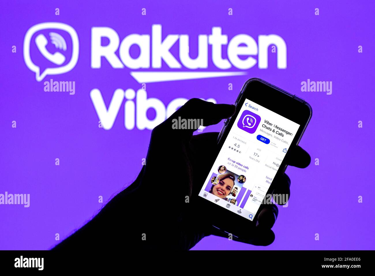 Barcelone, Catalogne, Espagne. 20 avril 2021. Dans cette illustration, une application Rakuten Viber dans l'App Store est affichée sur un smartphone avec le logo Rakuten Viber en arrière-plan. Credit: Thiago Prudencio/DAX/ZUMA Wire/Alay Live News Banque D'Images
