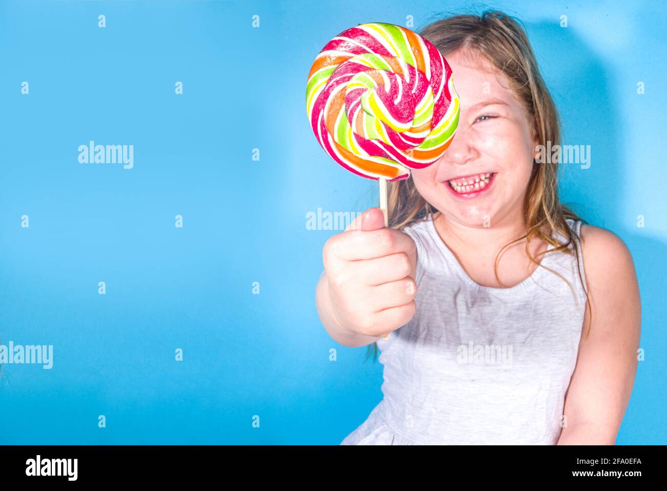 Petite fille drôle heureuse avec de grands collyphes colorés, vacances, bonheur, concept de vacances d'été, Banque D'Images