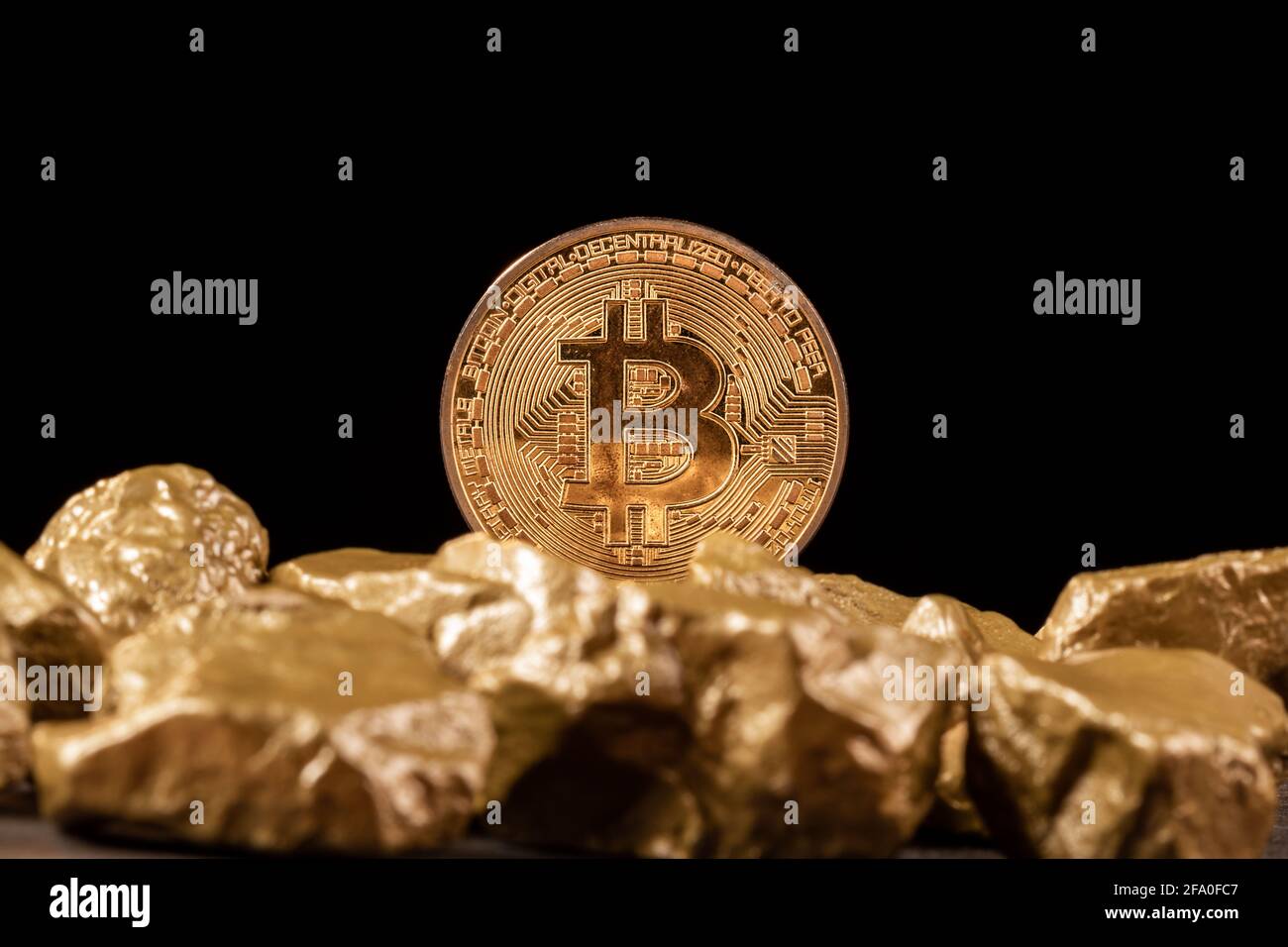 Crypto-monnaie Bitcoin avec pépites d'or. Concept d'investissement et de stockage de valeur. Banque D'Images