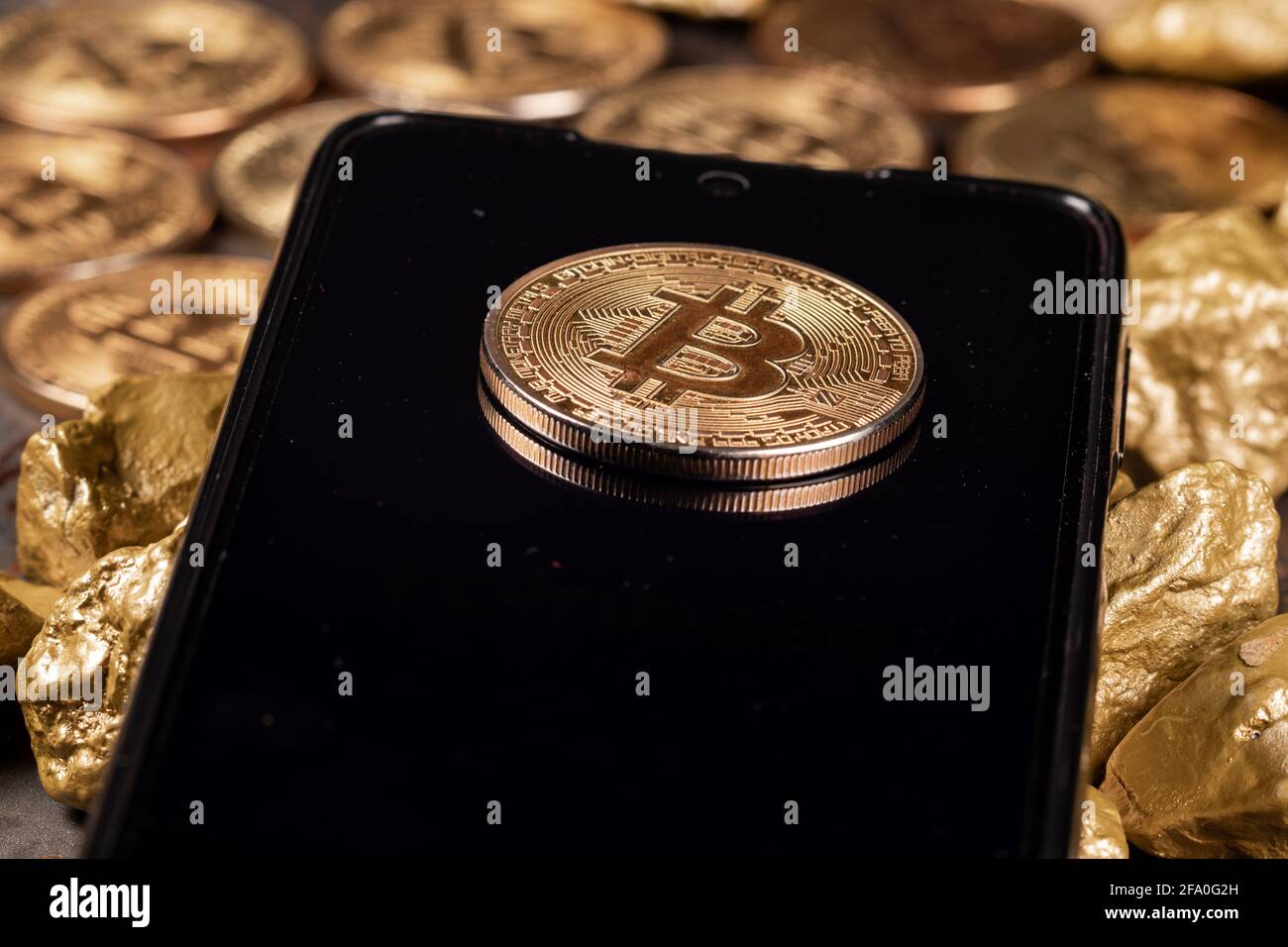Crypto-monnaie Bitcoin sur smartphone avec pépites d'or. Concept d'investissement et de stockage de valeur. Banque D'Images