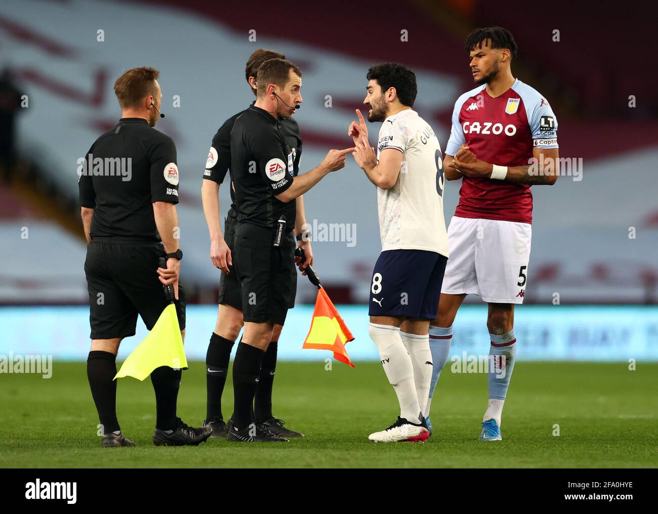 Ilkay Gundogan de Manchester City se défend avec l'arbitre Peter Bankes lors du match de la Premier League à Villa Park, Birmingham. Date de la photo: Mercredi 21 avril 2021. Banque D'Images Ilkay Gundogan de Manchester City se défend avec l'arbitre Peter Bankes lors du match de la Premier League à Villa Park, Birmingham. Date de la photo: Mercredi 21 avril 2021. Banque D'Images
