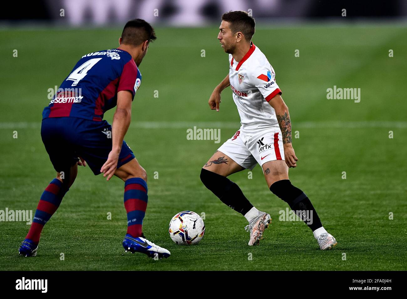 VALENCE, ESPAGNE - AVRIL 21: Rober de Levante UD et Papu Gomez de Sevilla FC pendant le match de la Liga Santander entre Levante UD et Sevilla FC à Ciudad de Valencia le 21 avril 2021 à Valence, Espagne (photo de Pablo Morano/Orange Pictures) crédit: Orange pics BV/Alay Live News Banque D'Images
