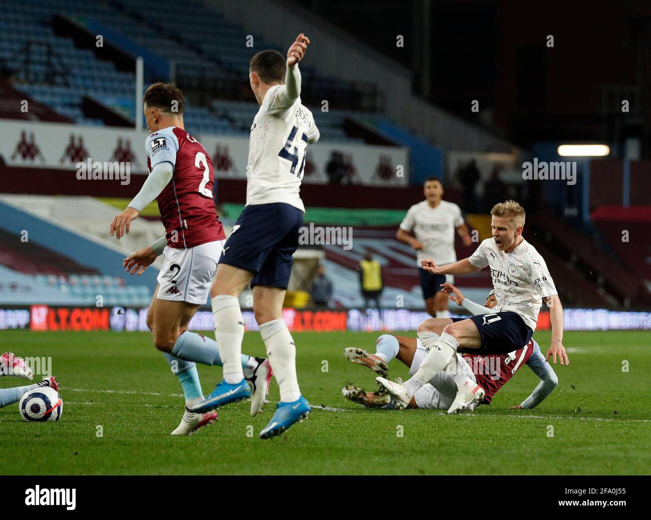 Birmingham, Angleterre, 21 avril 2021. Oleksandr Zinchenko de Manchester City est descendu en bordure de la région par Jacob Ramsey de Aston Villa pendant le match de Premier League à Villa Park, Birmingham. Le crédit photo doit être lu : Darren Staples / Sportimage Banque D'Images