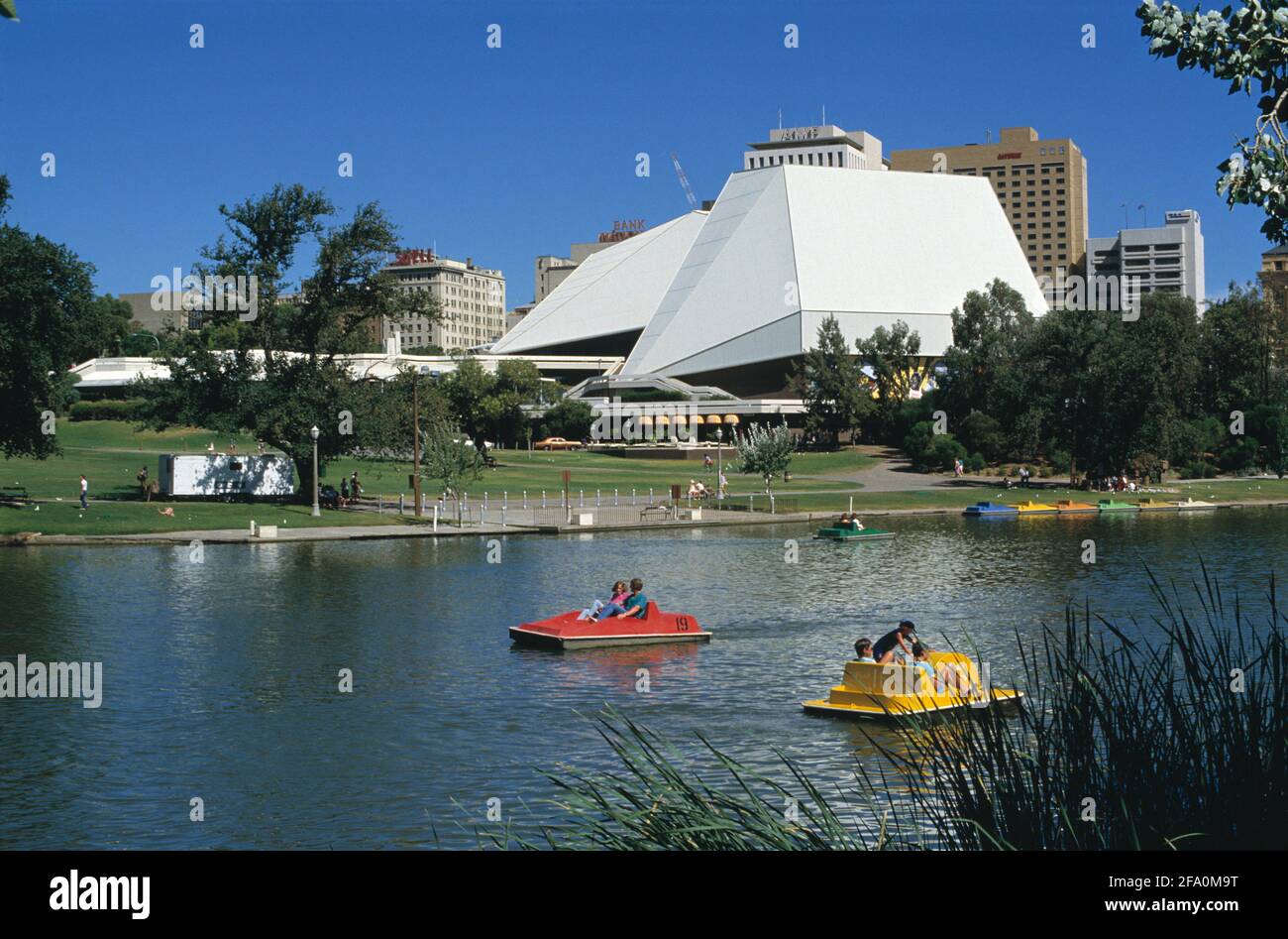 Australie méridionale. Adélaïde. Centre des festivals. Personnes en bateaux à aubes sur la rivière Torrens. Banque D'Images