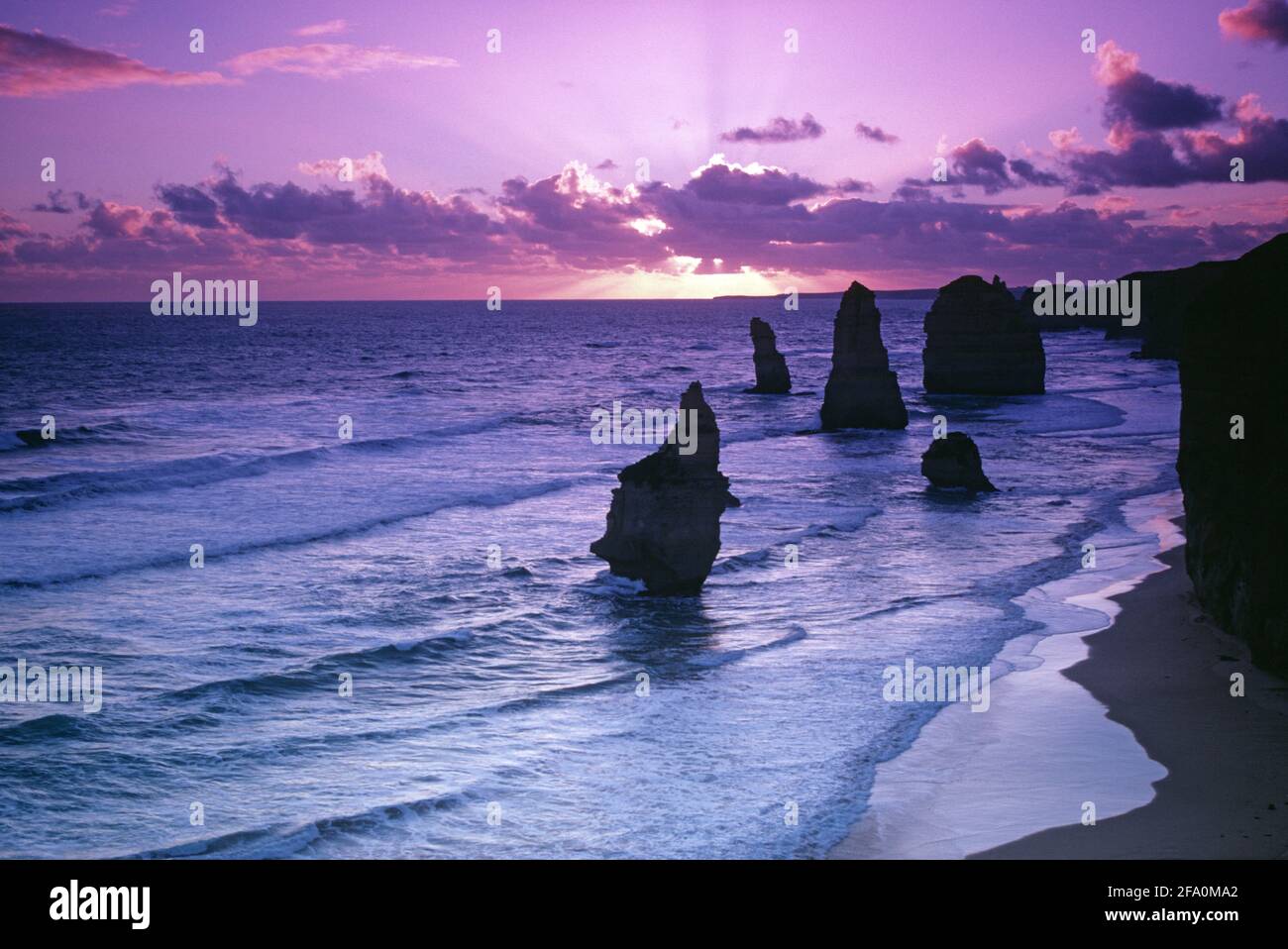 Australie. Victoria. Région de Warrnambool. Côte du parc national de Port Campbell. Douze Apôtres formations rocheuses piliers de roche. Banque D'Images