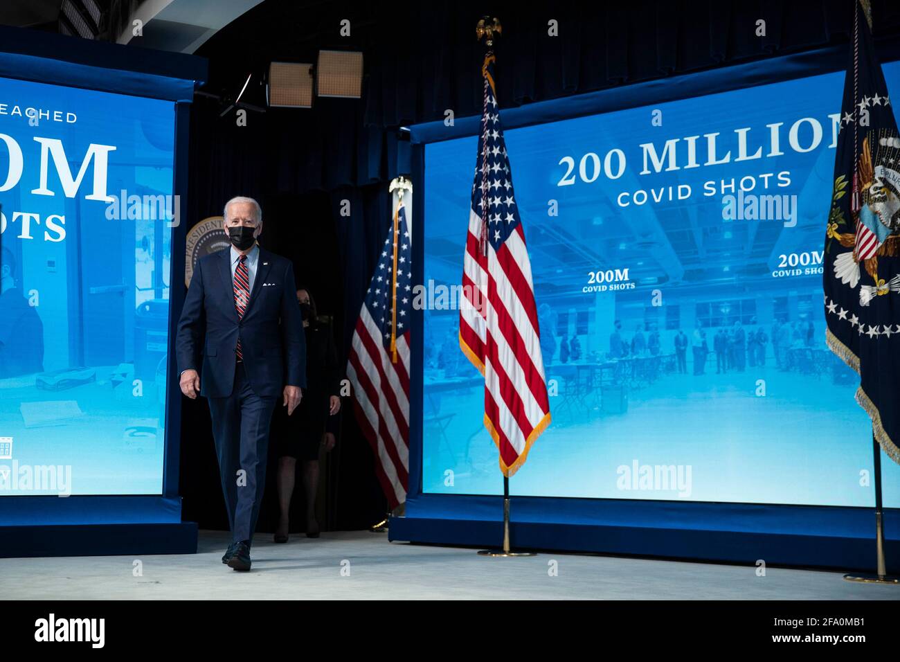 Le président américain Joe Biden marche sur scène dans le bâtiment Eisenhower Executive Office à Washington, DC, Etats-Unis, le mercredi 21 avril, 2021. Biden a annoncé que les États-Unis atteindrons leur objectif jeudi de donner 200 millions de vaccins dans ses 100 premiers jours au pouvoir, tout en pivotant vers une nouvelle phase de la campagne en exhortant les entreprises à rendre la vaccination aussi accessible que possible. Crédit : Sarah Silbiger/Pool via CNP/MediaPunch Banque D'Images