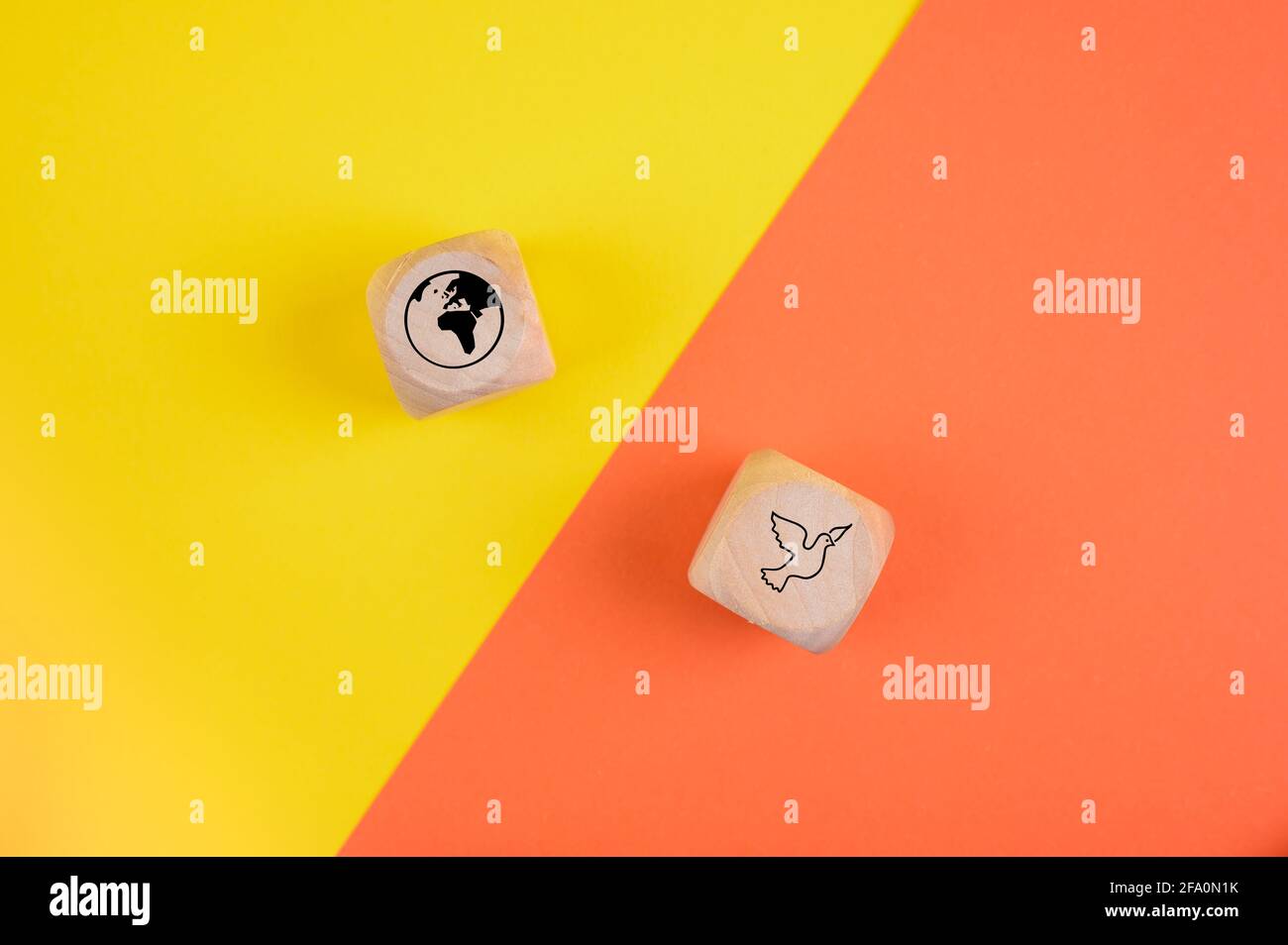 Vue de dessus de cubes en bois avec une colombe et la terre - concept de paix Banque D'Images