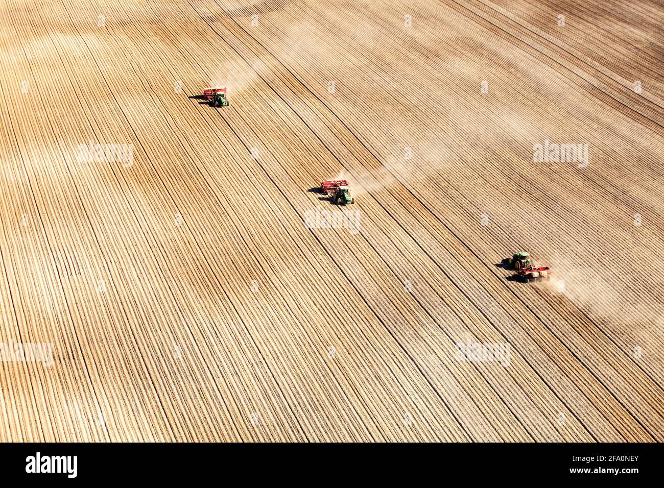 American Falls, Idaho, États-Unis 17 avril 2015 vue aérienne des machines agricoles plantant des pommes de terre dans les champs fertiles de l'Idaho. Banque D'Images