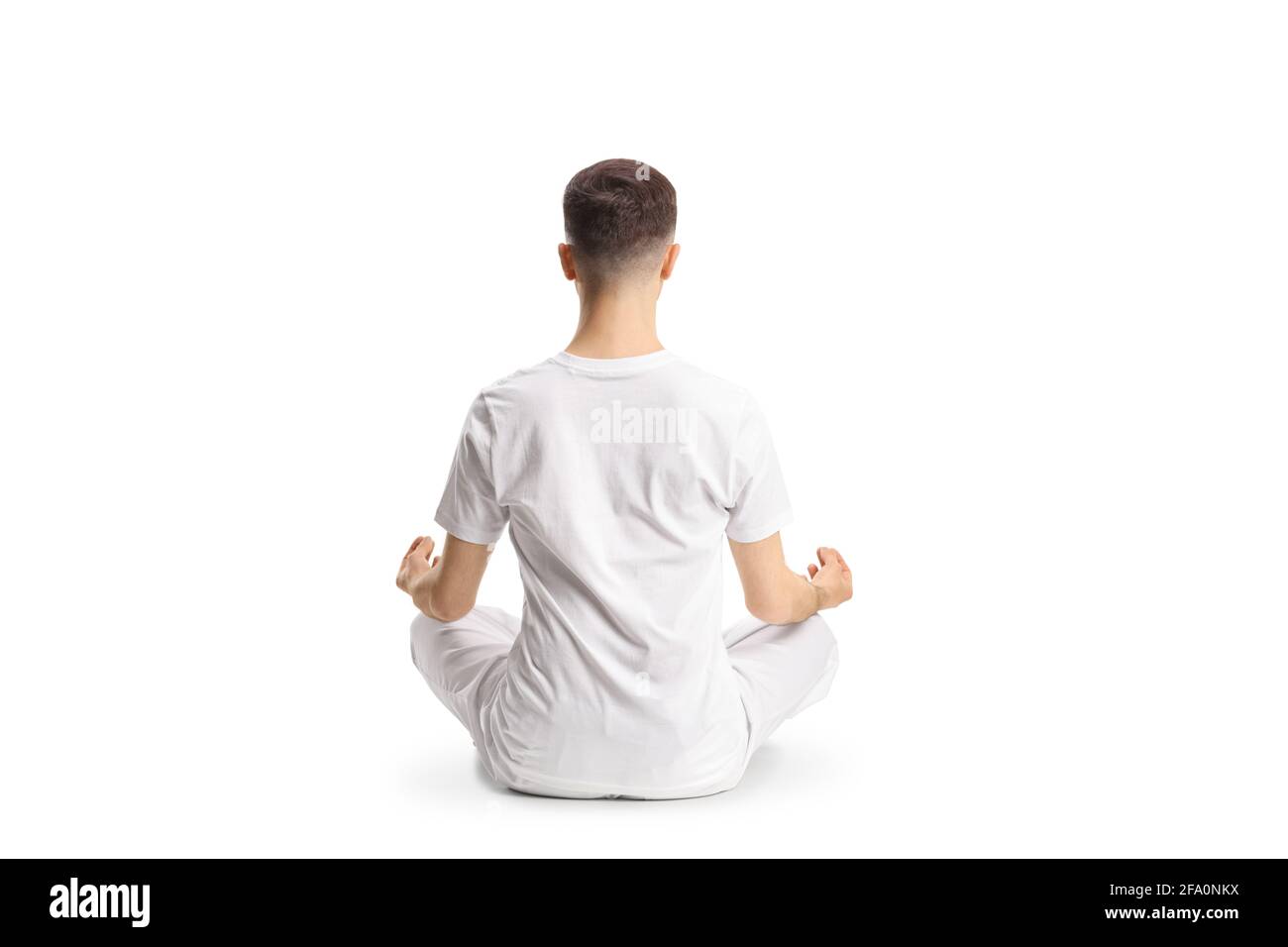 Vue arrière d'un homme assis dans des vêtements blancs et pratiquer le yoga isolé sur fond blanc Banque D'Images