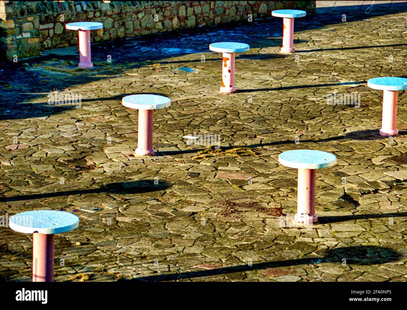 Tables en béton sur un patio de café extérieur Banque D'Images