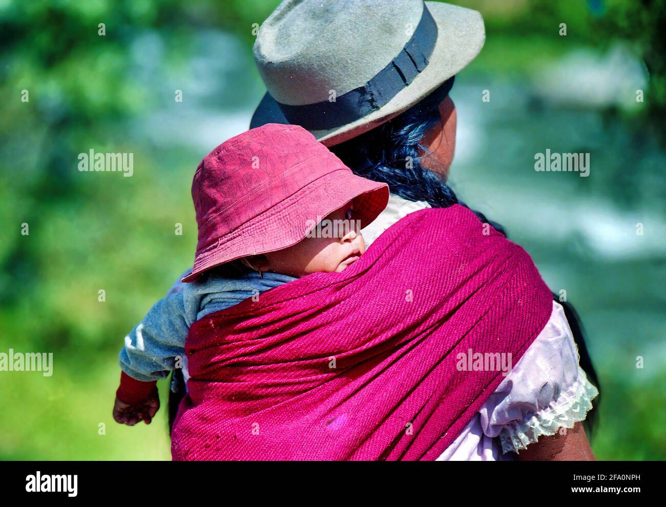 Boliviens Andes natif avec l'enfant sur son dos Banque D'Images