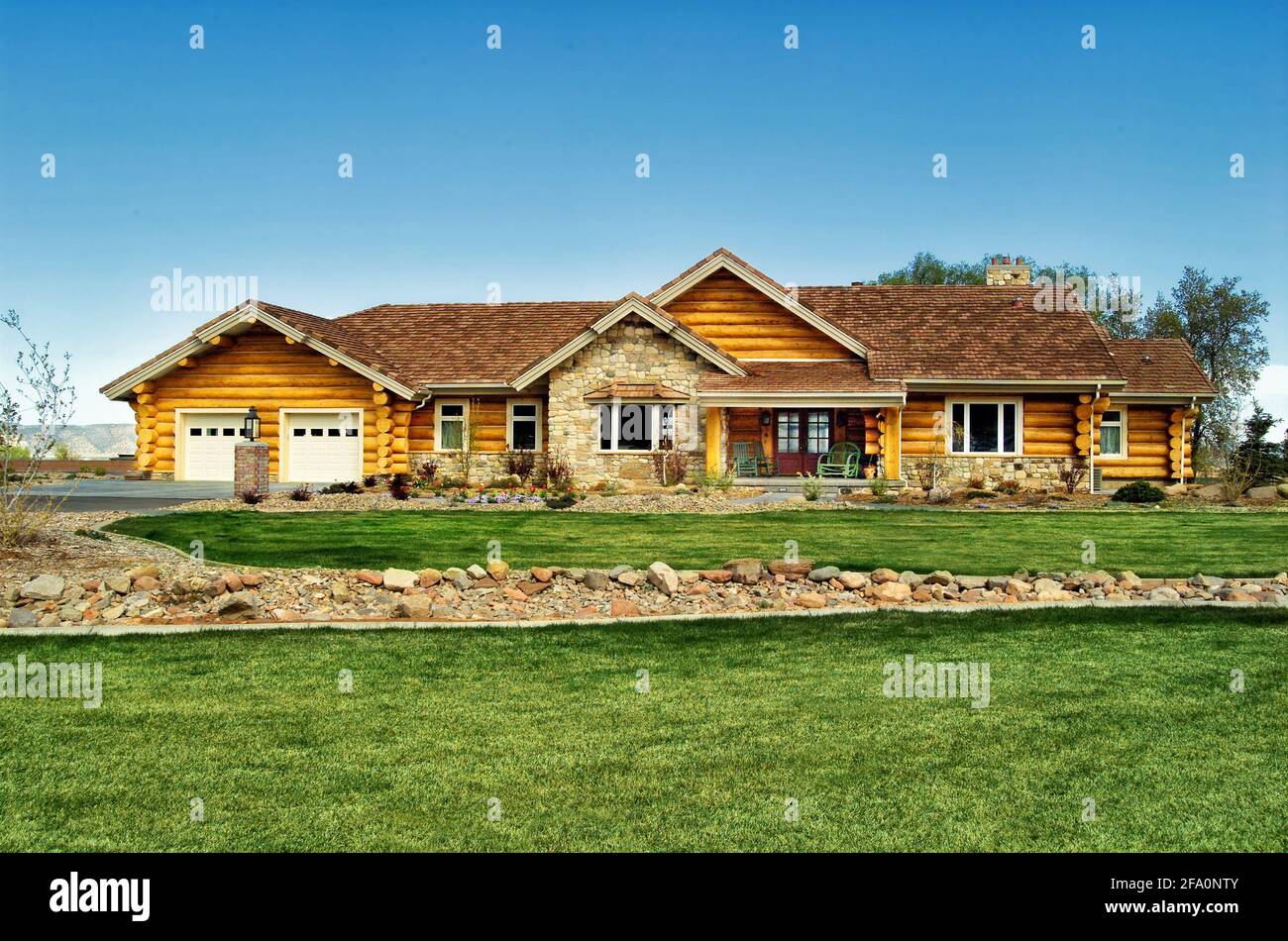 Une vue extérieure d'une luxueuse et moderne cabane en bois. Banque D'Images