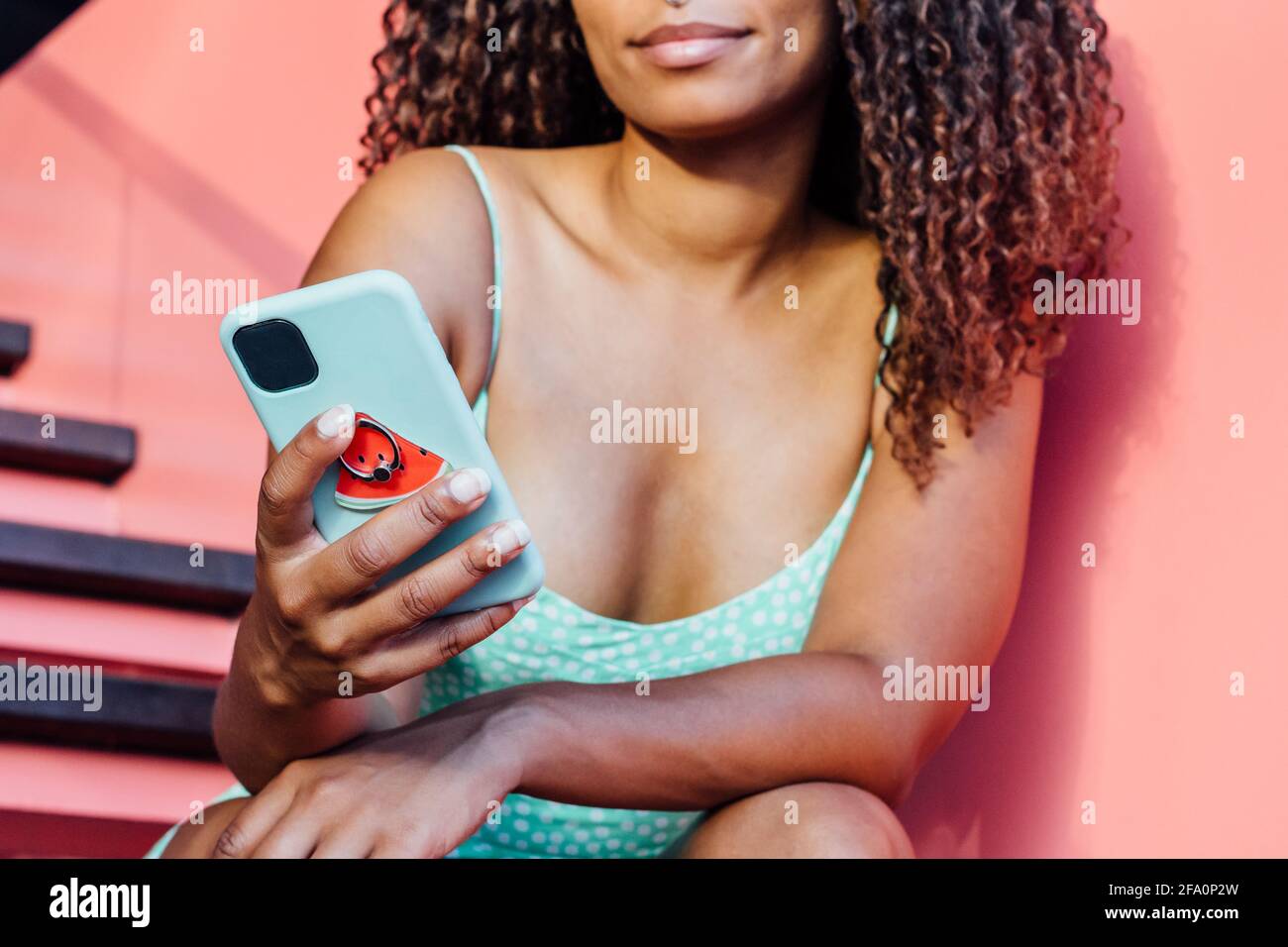 Femme africaine utilisant son smartphone Banque D'Images