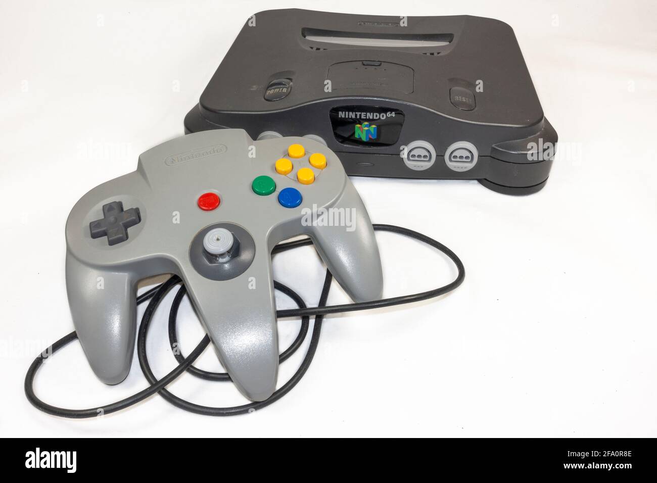 Une console de jeux vidéo Nintendo 64 ou N64, une console de jeux vidéo de cinquième génération lancée en 1996 au Japon. Banque D'Images