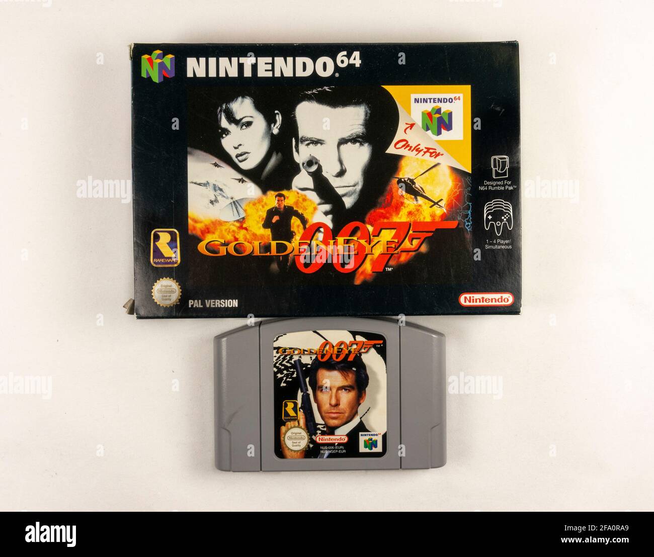 La cartouche et la boîte de jeux vidéo 'Goldeneye 007' Nintendo 64 ou N64, une console de jeux vidéo de cinquième génération lancée en 1996 au Japon. Banque D'Images