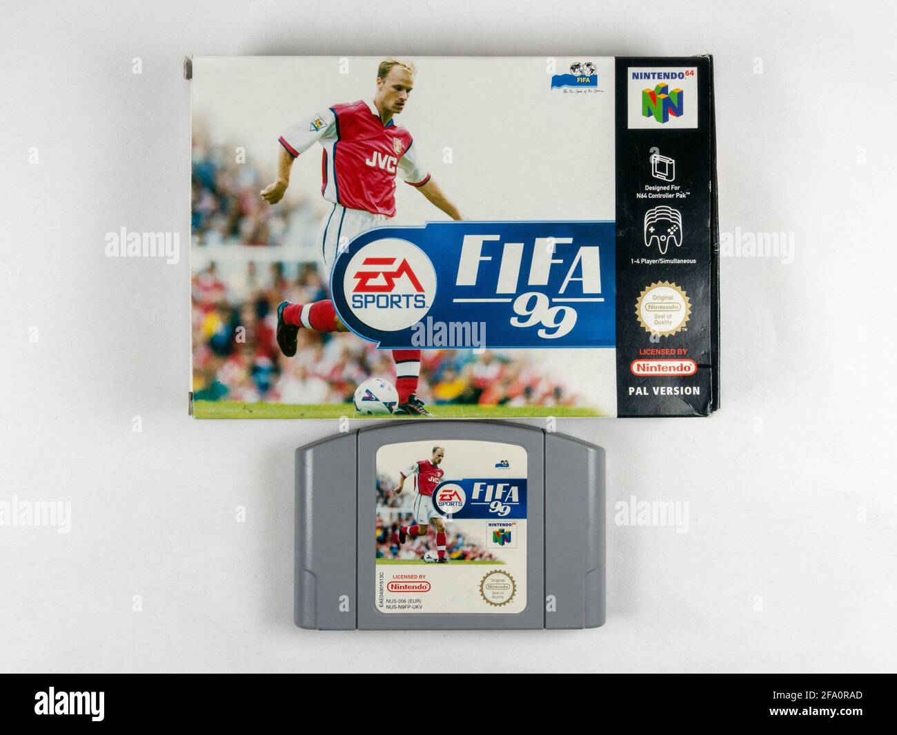 La cartouche et la boîte de jeux vidéo FIFA '99 Nintendo 64 ou N64, une console de jeux vidéo de cinquième génération lancée en 1996 au Japon. Banque D'Images