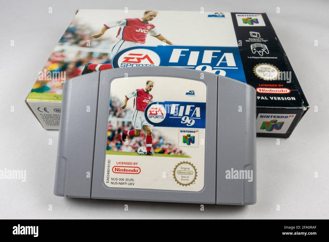 La cartouche et la boîte de jeux vidéo FIFA '99 Nintendo 64 ou N64, une console de jeux vidéo de cinquième génération lancée en 1996 au Japon. Banque D'Images