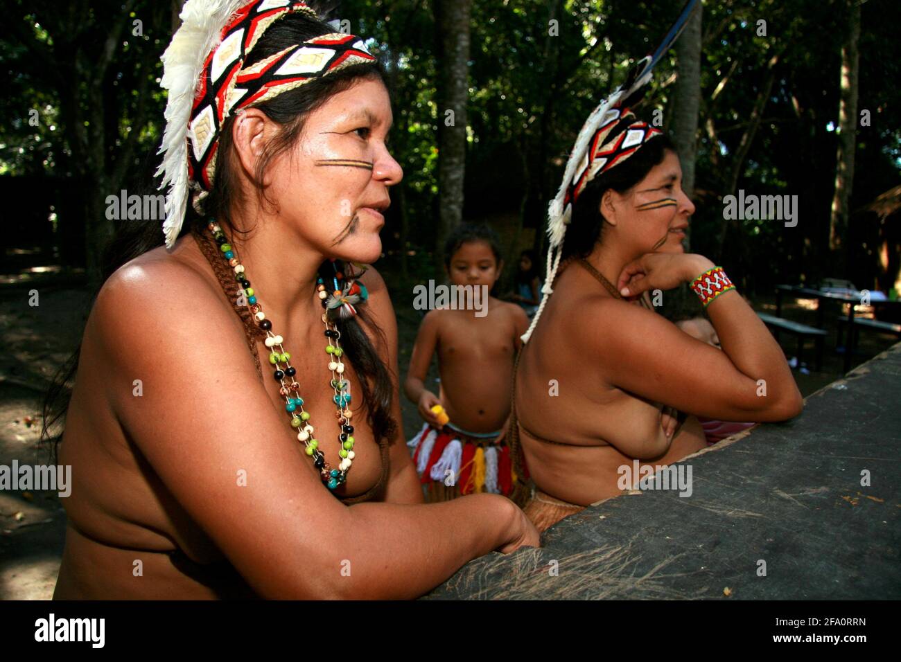 porto Seguro, bahia, brésil - 4 août 2008 : on voit des indiens de l'ethine Pataxo dans le village de Jaqueira, dans la ville de Porto Seguro, au sud Banque D'Images