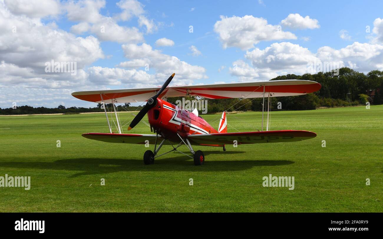 ICKWELL, BEDFORDSHIRE, ANGLETERRE - 06 SEPTEMBRE 2020: Vintage Stampe SV.4C, G-HJSS 1101 biplan sur piste d'atterrissage avec ciel bleu et nuages. Banque D'Images