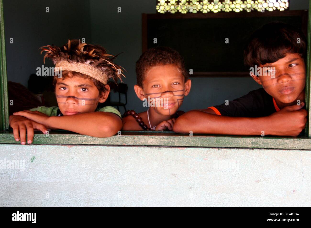 santa cruz cabralia, bahia, brésil - 17 avril 2008 : des enfants indigènes de l'ethnie pataxo sont vus dans le village de Coroa Vermelha dans la ville de Banque D'Images