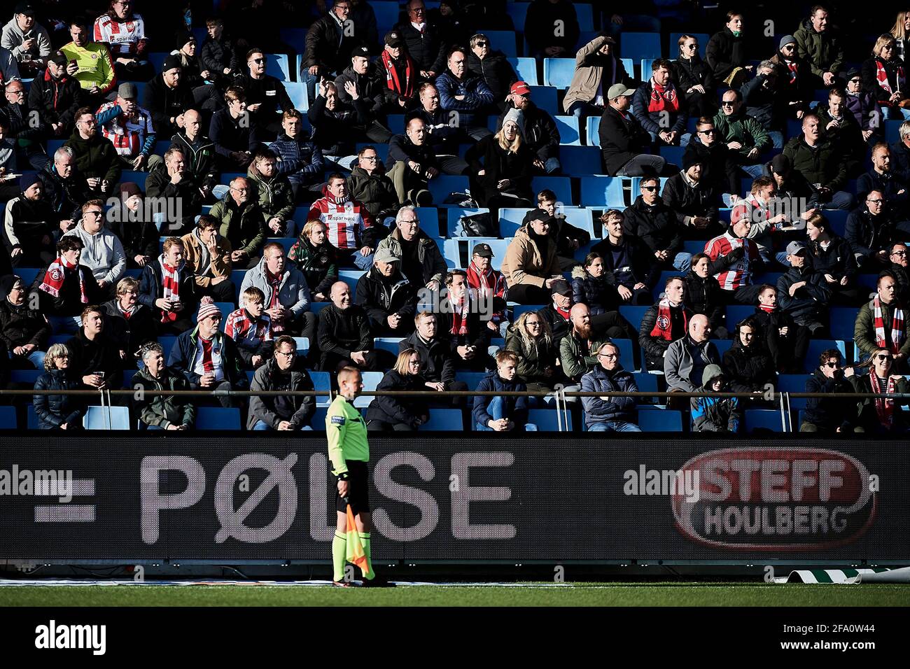Aalborg, Danemark. 21 avril 2021. Les fans de football d'Aalborg Boldklub vus sur les tribunes pendant le match 3F Superliga entre Aalborg Boldklub et Odense Boldklub au parc Aalborg Portland à Aalborg. (Crédit photo : Gonzales photo/Alamy Live News Banque D'Images