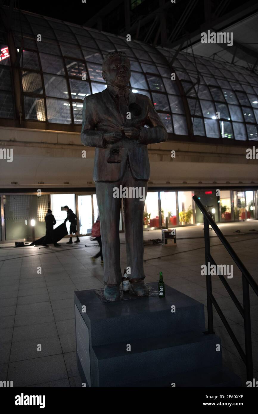 21 avril 2021, Berlin: Une statue plus grande que nature à la gare centrale montre l'animateur Klaas Heufer-Umlauf. Le monument en cuivre d'environ deux mètres de haut a été dévoilé par le partenaire du spectacle Winterscheidt à la surprise de son collègue Heufer-Umlauf lors d'une émission en direct sur ProSieben. Le monument a un trou rond au niveau du coeur, que Winterscheidt dit que les passants devraient remplir de souvenirs, ainsi qu'un ouvre-bouteille au niveau de la taille. Les deux comédiens avaient gagné les 15 minutes de temps d'antenne primetime sur 20.04. Dans le jeu-spectacle 'Joko und Klaas gegen ProSieben'. Photo: Paul Zinken/dpa-Z. Banque D'Images