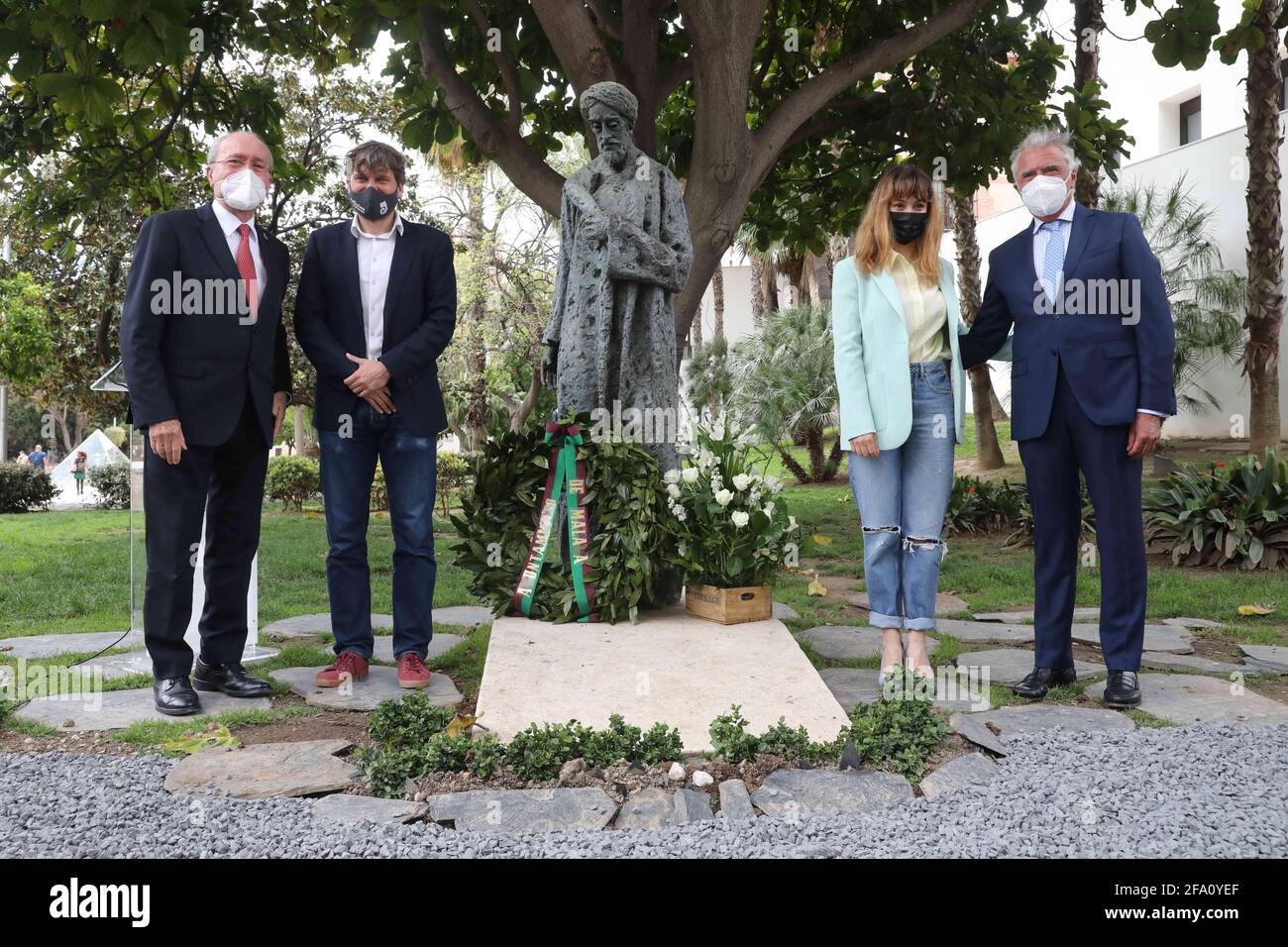 21 avril 2021: 21 avril 2021 (Malaga) Francisco de la Torre, assiste à la lecture de poèmes des acteurs Natalia Verbeke et Salva Reina et offrande florale en hommage à Gabirol à l'occasion des jours qui sont célébrés pour célébrer le millénaire de sa naissance. Dans la rue Alcazabilla, devant la sculpture d'Ibn Gabirol. (Image crédit: © Lorenzo CarneroZUMA Wire) Banque D'Images